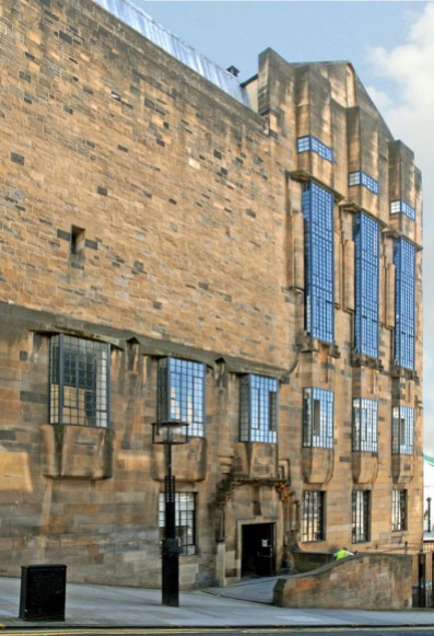 Charles Rennie Mackintosh, Glasgow School of Art, https://commons.wikimedia.org/wiki/File:La_façade_ouest_de_la_%22Glasgow_School_of_Art%22_(3803688596).jpg