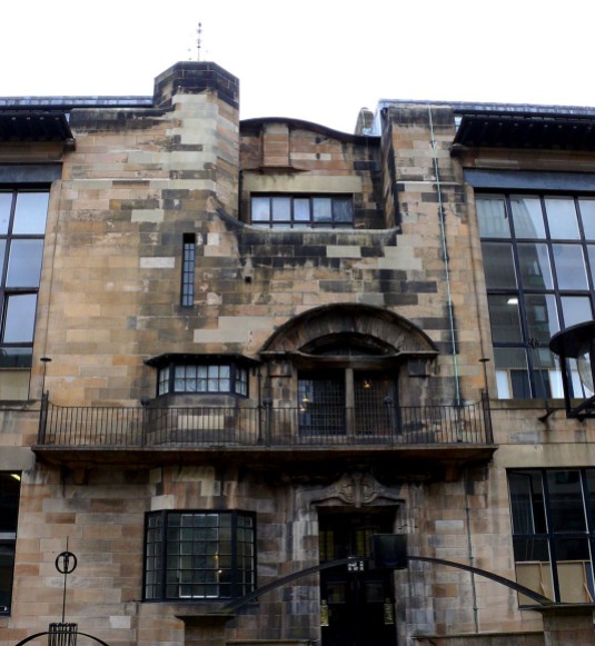 Charles Rennie Mackintosh, Glasgow School of Art, https://commons.wikimedia.org/wiki/File:Mackintosh_School_of_Art_Glasgow.JPG