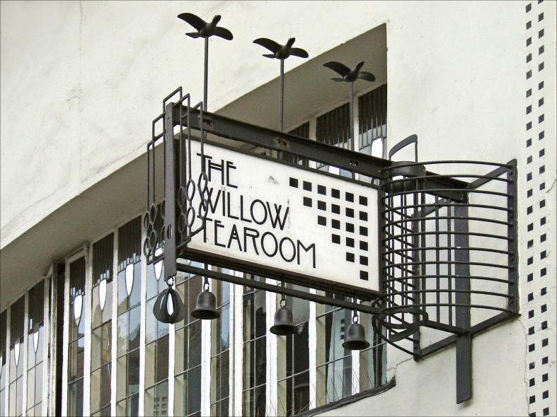 C. R. Mackintosh, Insegna del Willow Tea Rooms. https://commons.wikimedia.org/wiki/File:Lenseigne_du_salon_de_thé_%22the_Willow_Tearoom%22_(Glasgow)_(3802872511).jpg